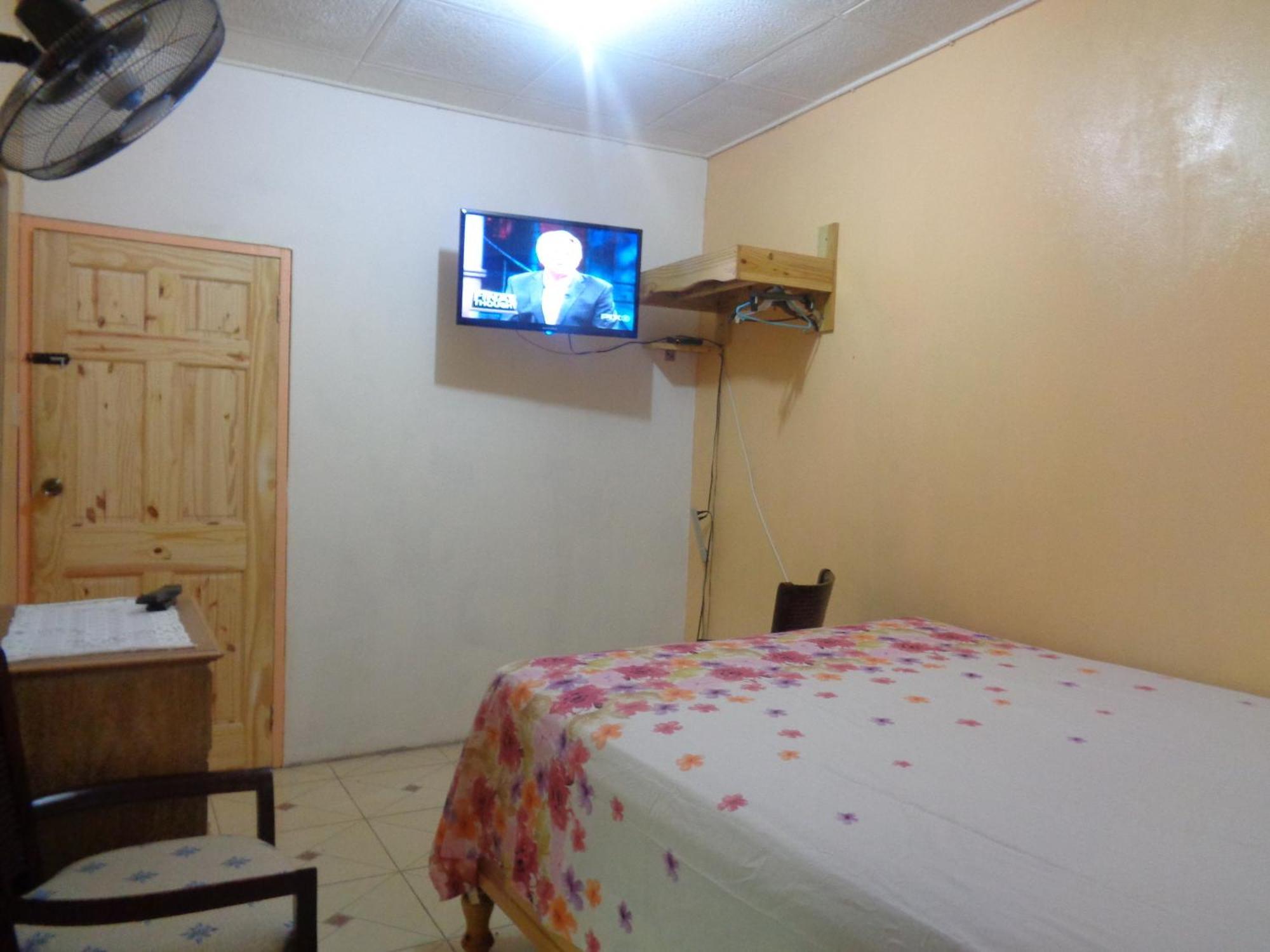 Yard Style Hotel Kingston Ruang foto