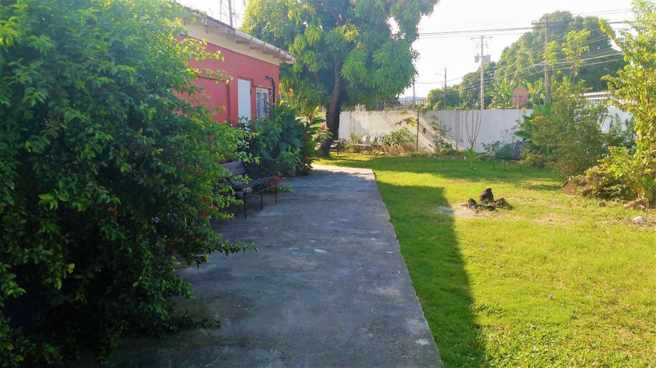 Yard Style Hotel Kingston Bagian luar foto