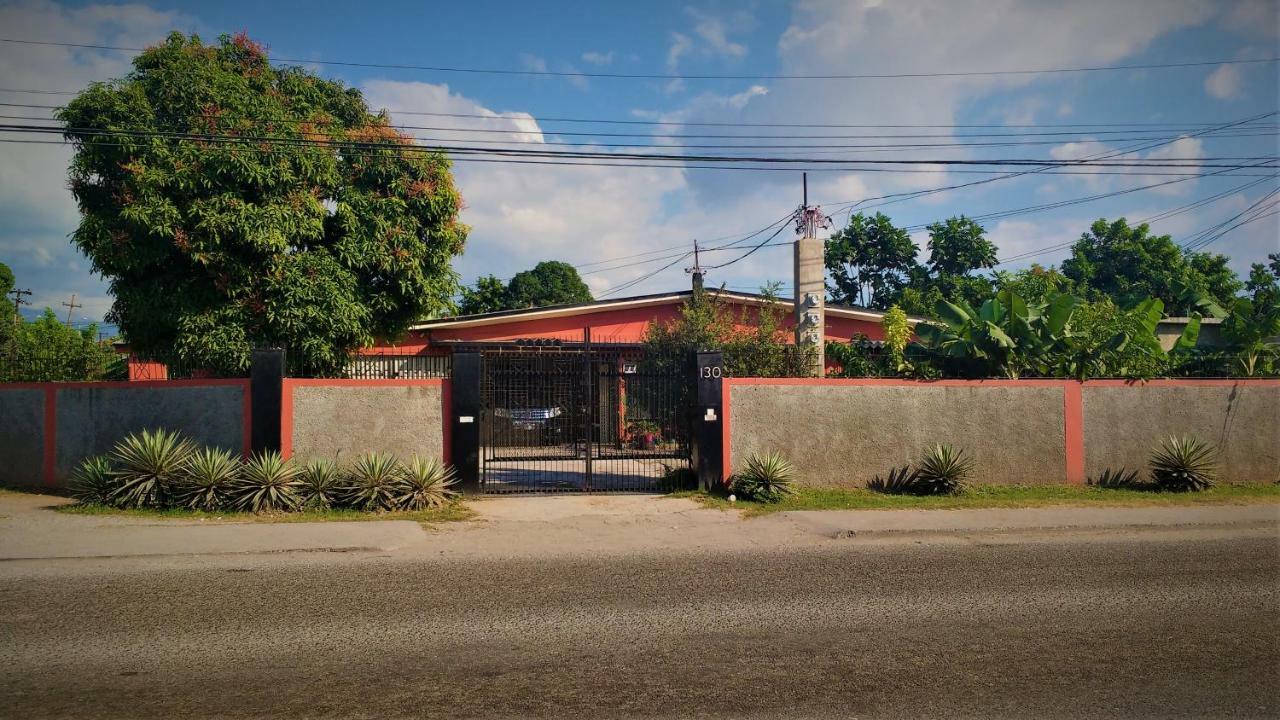 Yard Style Hotel Kingston Bagian luar foto
