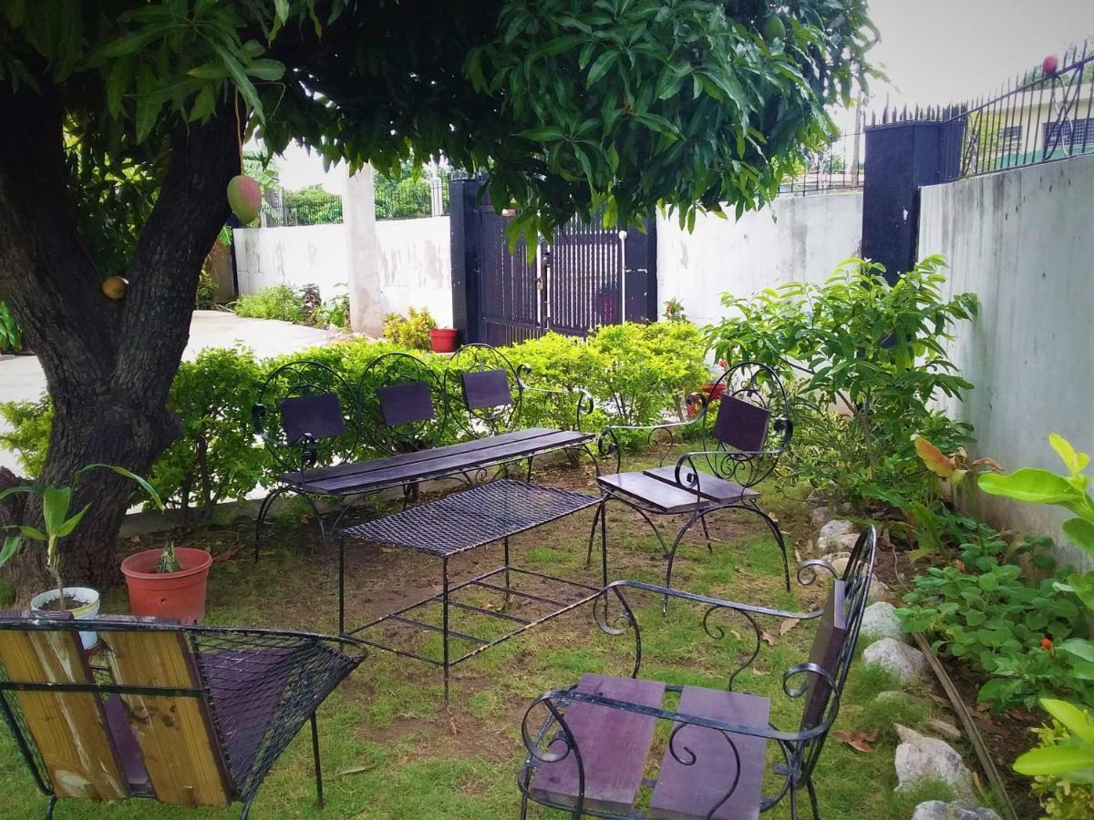 Yard Style Hotel Kingston Bagian luar foto